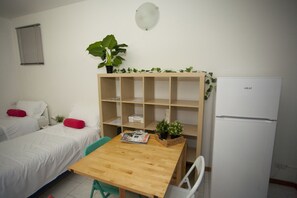 Tabla de planchar con plancha, wifi gratis y ropa de cama 
