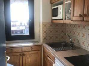 Refrigerador, parrilla de estufa, lavavajillas y cafetera y tetera 