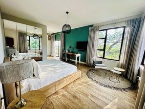 Luxury Double Room | Individually decorated, laptop workspace, free WiFi, bed sheets - Little Forest Garden Retreat Guesthouse (Windhoek)