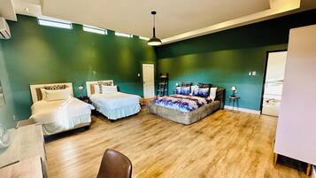 Habitación cuádruple de lujo | Decoración personalizada y espacio para trabajar con laptop