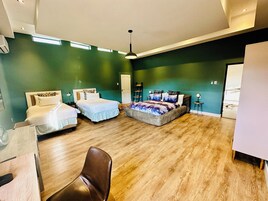 Decoración personalizada y espacio para trabajar con laptop 