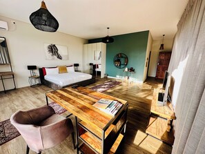 Quarto casal superluxo | Individualmente decorados, espaço de trabalho para notebook