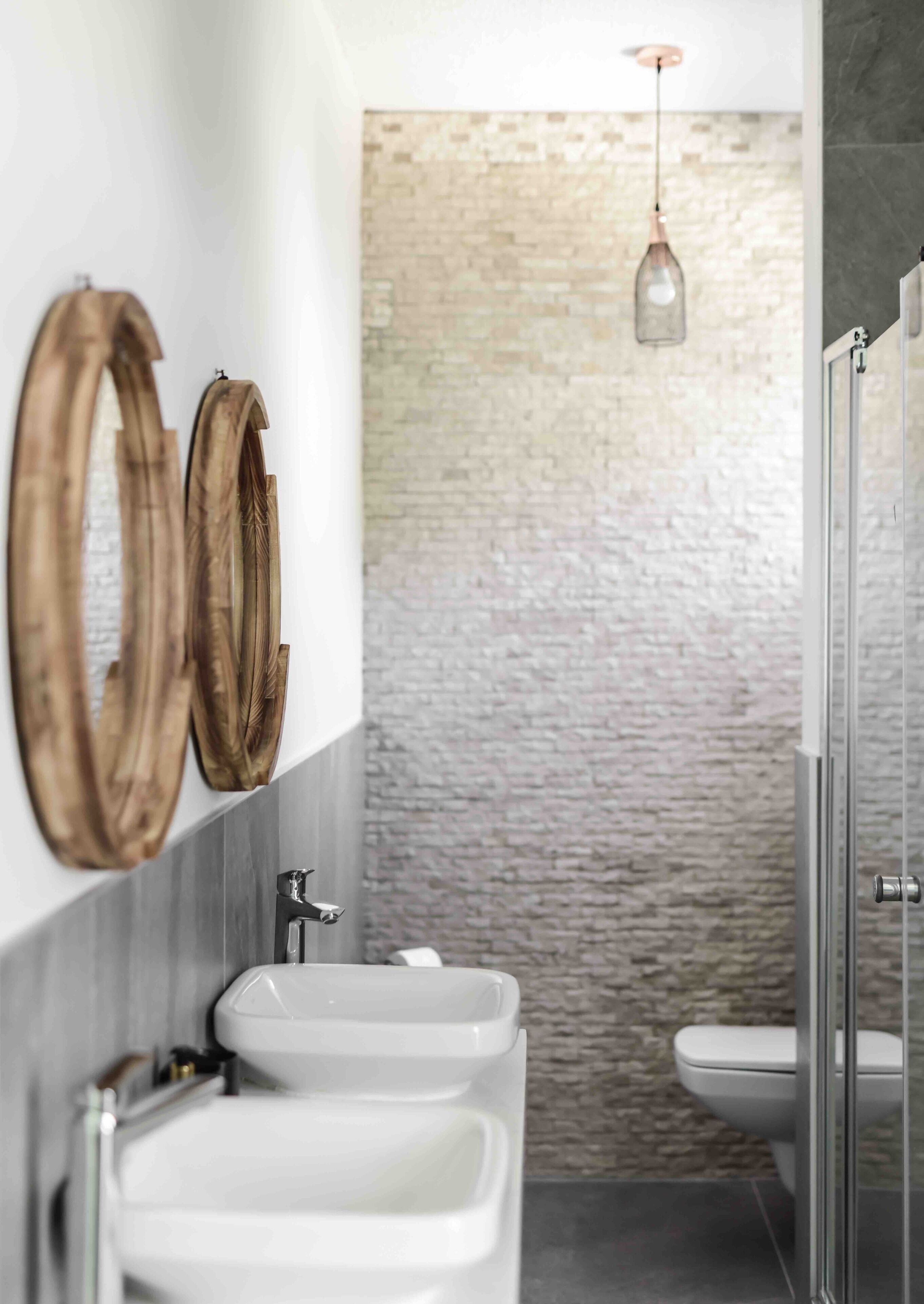 Luxury Room | Bathroom | Shower, rainfall showerhead, towels, soap