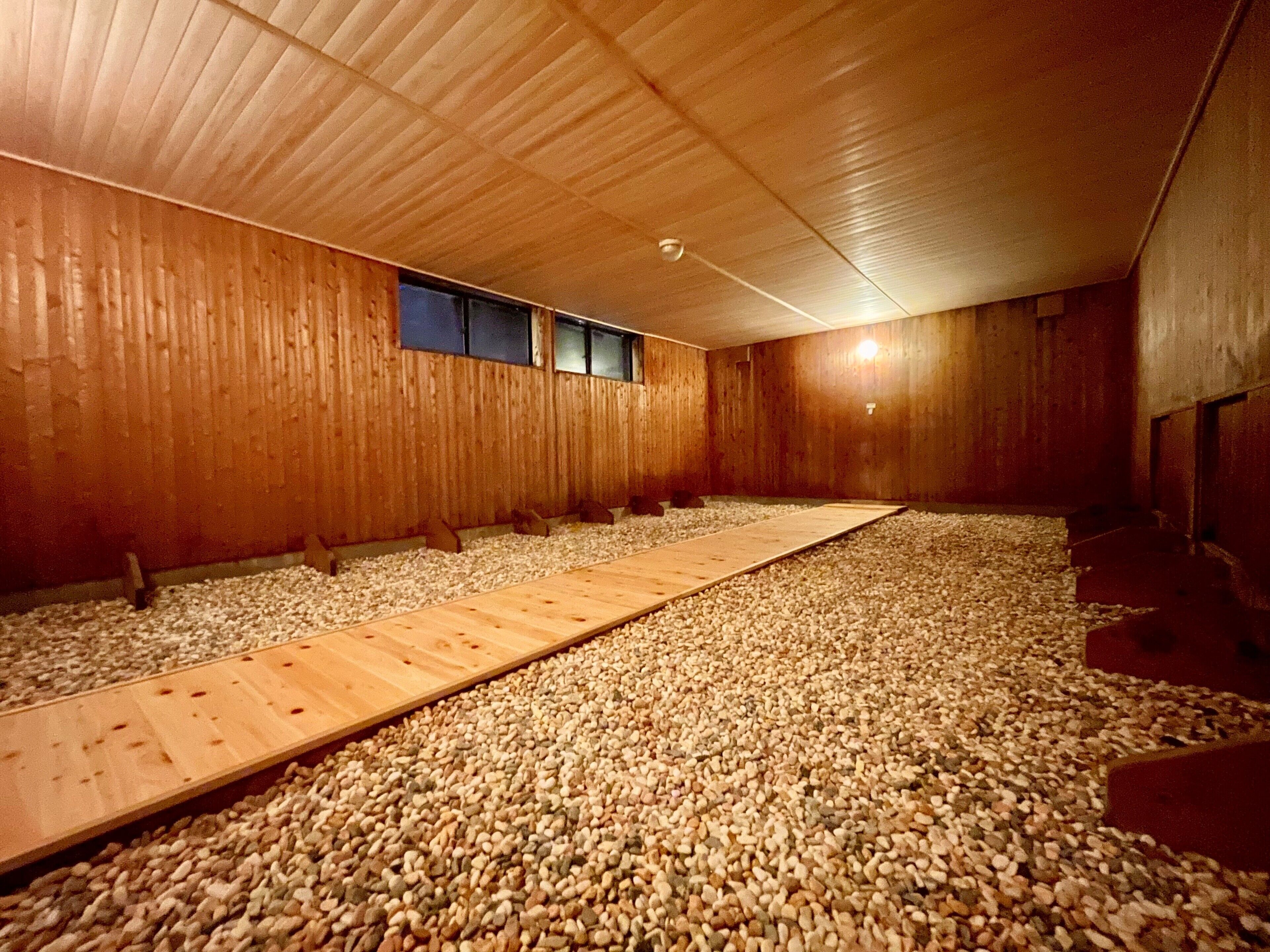 Une pièce aux murs, au plancher et à la rampe en bois.