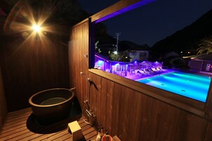 Rum (JPN/Western, Open-Air Bath, 21 sqm) | Badrum | Badkar/dusch, gratis toalettartiklar, hårtork och tofflor