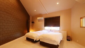 Un dormitorio con dos camas, una ventana con persianas, un equipo de aire acondicionado y una pared con diseño.