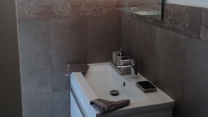 シャワー、ヘアドライヤー、タオル、石鹸