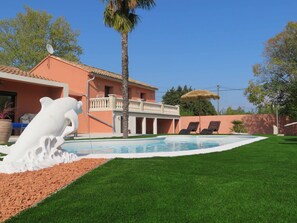 Pool - A beautiful 3-star furnished room with air conditioning and a pool in L'Isle-sur-la-Sorgue (L'Isle-sur-la-Sorgue)
