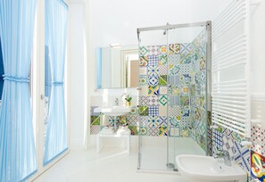 Villa, 4 habitaciones | Baño | Ducha, cabezal de ducha tipo lluvia, secador de pelo y bidé