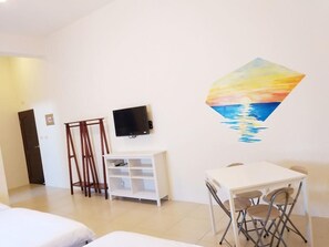 Desk, blackout curtains, bed sheets - Rainbow Homestay (Lyudao)