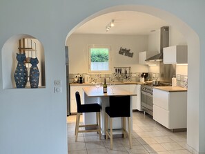 Wasserkocher mit Kaffee-/Teezubehör, Kühlschrank, Mikrowelle, Ofen