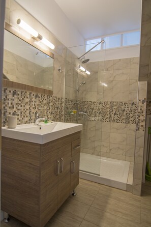 Appartement Prestige, 2 chambres, vue sur la plage | Douche de la salle de bain