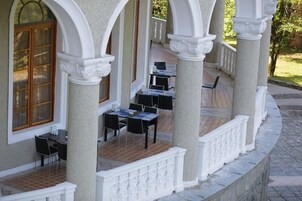 供应早餐、午餐和晚餐，国际美食