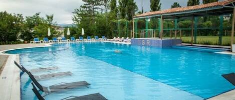 Außenpool (je nach Saison geöffnet), Sonnenschirme, Liegestühle