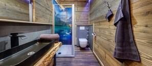 Apartment (Alpenchalet) | Bathroom | Hair dryer, towels - Haus Magnushof (Eisenberg)