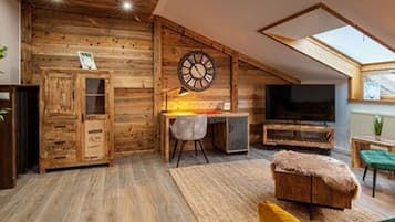 Chalet (am Teich) | Living room | Flat-screen TV