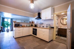 Een koelkast, een microgolfoven, een oven, een kookplaat