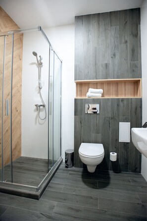 Comfort Apartment | Bathroom | Shower, hair dryer, slippers, towels - Austrian Apart Hotel (Lviv)