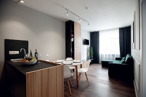 Standard-Apartment | Wohnbereich | Flachbildfernseher