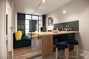 Departamento Confort | Área de sala de estar | Televisión de pantalla plana 