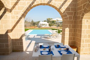 屋外ダイニングエリア