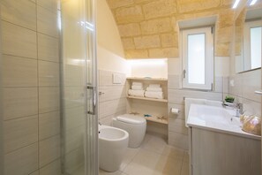 Shower, hair dryer, bidet, towels - Villa Agave, nature, sea and relaxation a few km from the Maldives of Salento (SALVE)