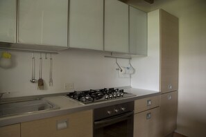 Mikrowelle, Geschirrspüler, Wasserkocher mit Kaffee-/Teezubehör