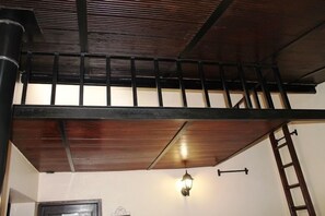 Bungalow, Fireplace | Living area