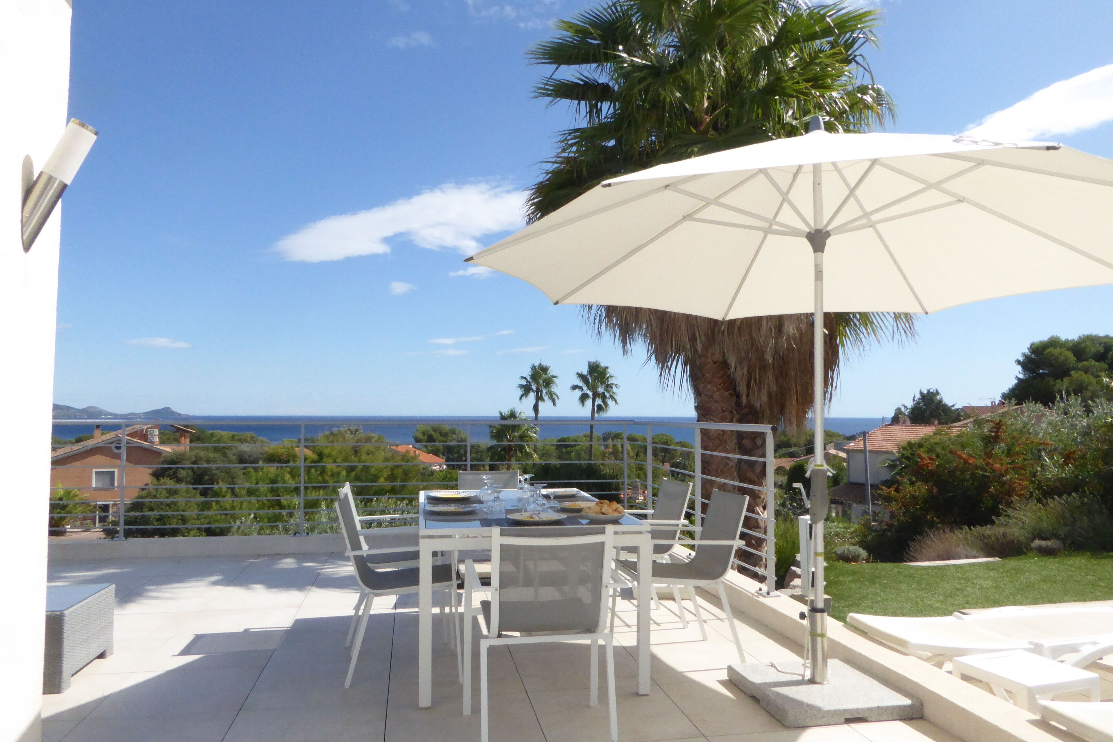 屋外ダイニングエリア