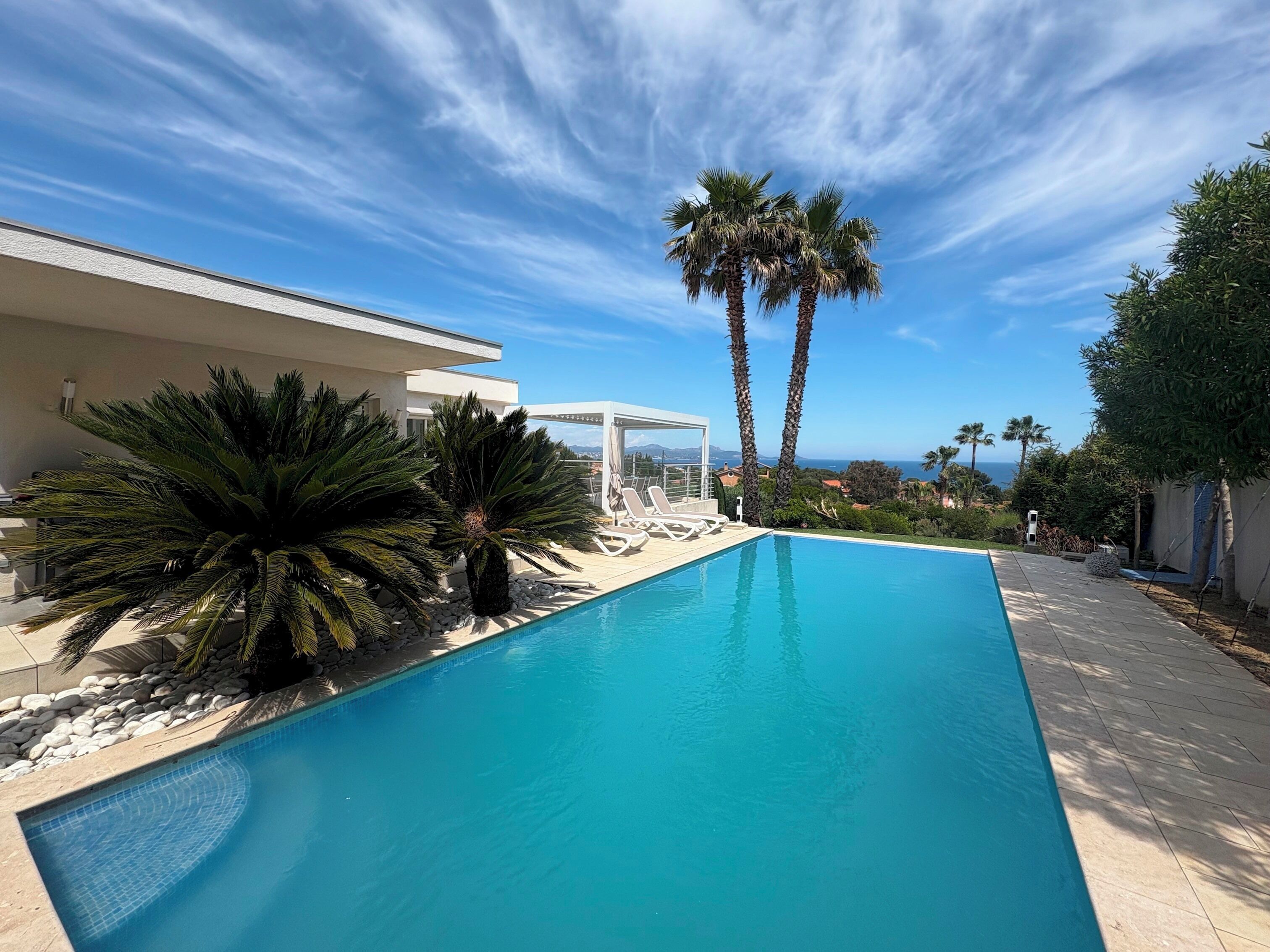 Piscine à débordement