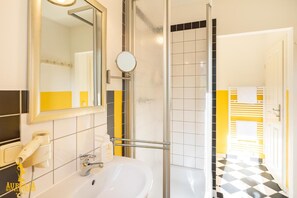 Shower, hair dryer, towels, toilet paper - Strandvilla Aurelia (Heringsdorf)