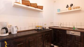 Lemari es, microwave, kompor, dan mesin pencuci piring