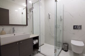 Dusch, gratis toalettartiklar, hårtork och badrock