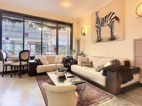 Lobby lounge. Le Provence Hôtel Golfe Juan