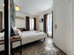 Twin Room | In-room safe, desk, laptop workspace, iron/ironing board - Le Provence Hôtel Golfe Juan (Vallauris)