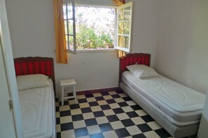 3 bedrooms, iron/ironing board, bed sheets