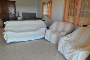 3 bedrooms, iron/ironing board, bed sheets