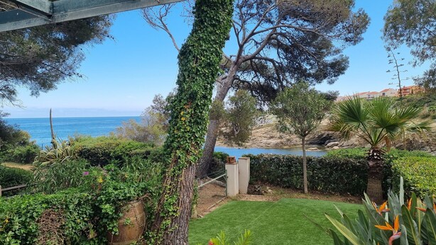 A garden with a view of the sea, a pergola, and a lawn with chairs. - La Calanque 263 villa (Les Issambres)