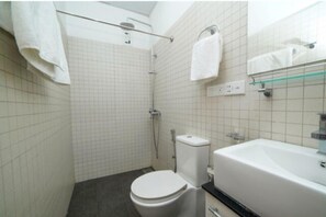 Deluxe Double Room | Bathroom | Shower, towels