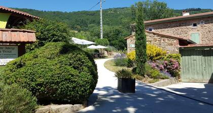 Gîte en Pierre avec Piscine Privée et Terrasse Couverte