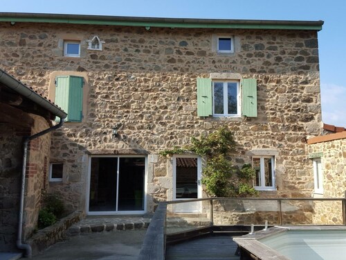 Gîte en Pierre avec Piscine Privée et Terrasse Couverte