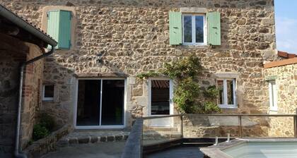 Gîte en Pierre avec Piscine Privée et Terrasse Couverte
