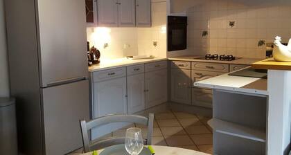 Gîte charmant avec piscine privée, cour close et terrasse couverte, près de l'Ardèche