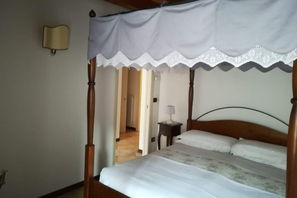 1 habitación, caja de seguridad en la habitación y escritorio 