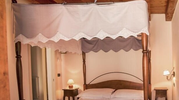 Suite, 1 Bedroom (Canal Grande) | 1 bedroom, in-room safe, desk, iron/ironing board (on request) - Casa Genoveffa (Venice)