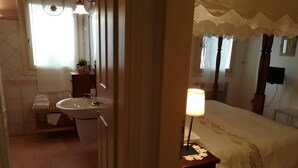 Apartment, 1 Bedroom (San Marco) | 1 bedroom, in-room safe, desk, iron/ironing board (on request) - Casa Genoveffa (Venice)