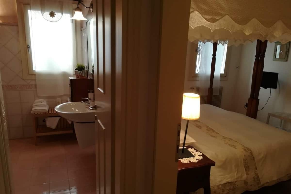 1 habitación, caja de seguridad en la habitación y escritorio 
