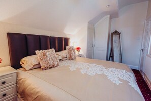 1 habitación, tabla de planchar con plancha, cuna de viaje y wifi