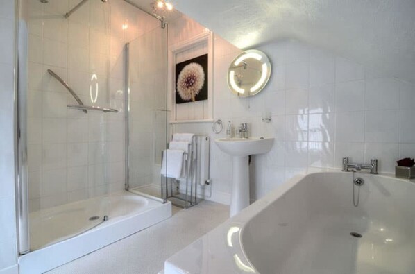 Tina, secadora de cabello, papel de baño 