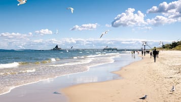 In Strandnähe, weißer Sandstrand